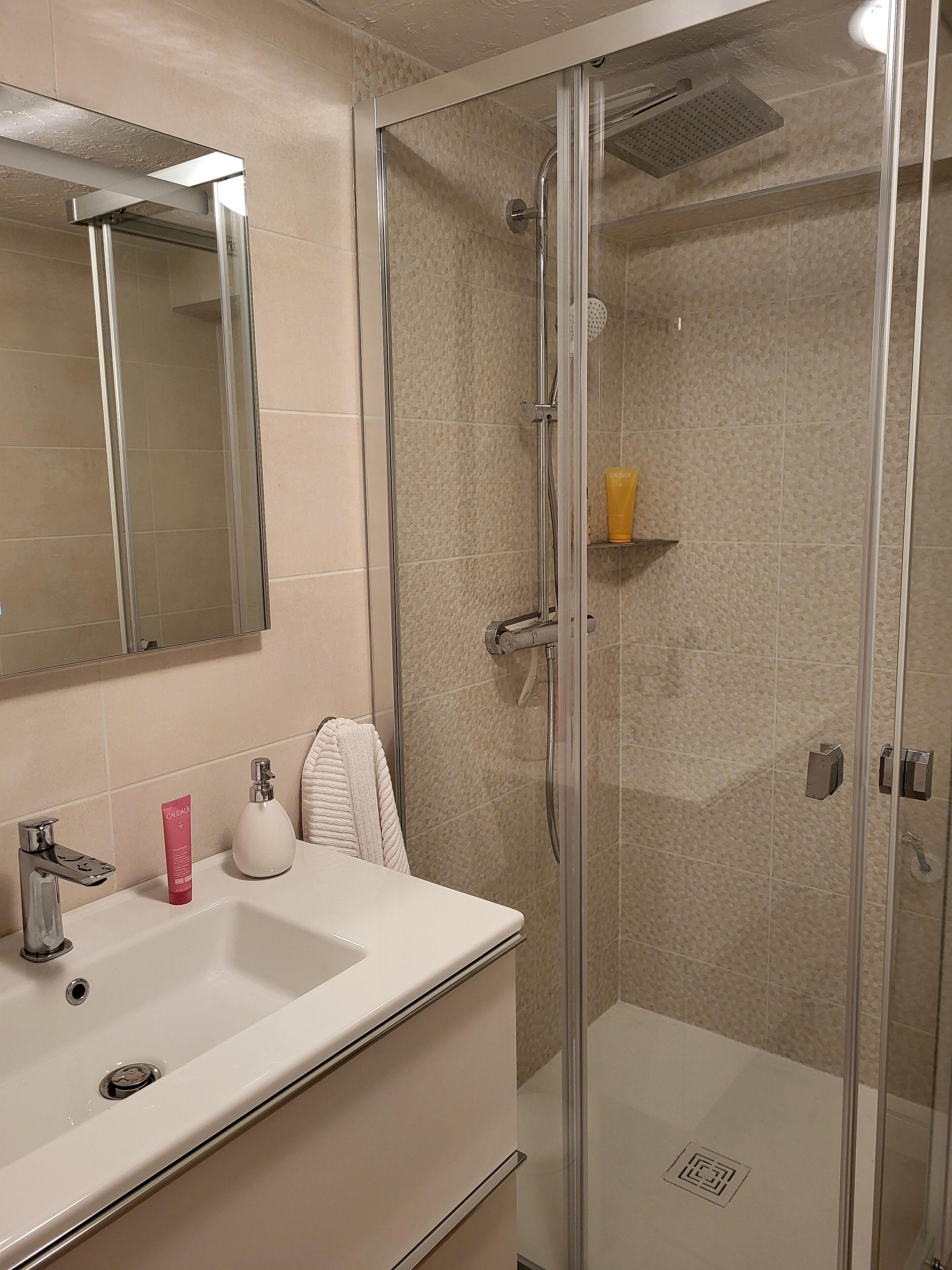 Een douche, een haardroger, handdoeken, zeep