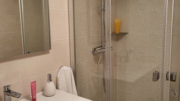 Een douche, een haardroger, handdoeken, zeep