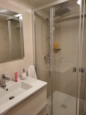 Douche, séchoir à cheveux, serviettes fournies, savon