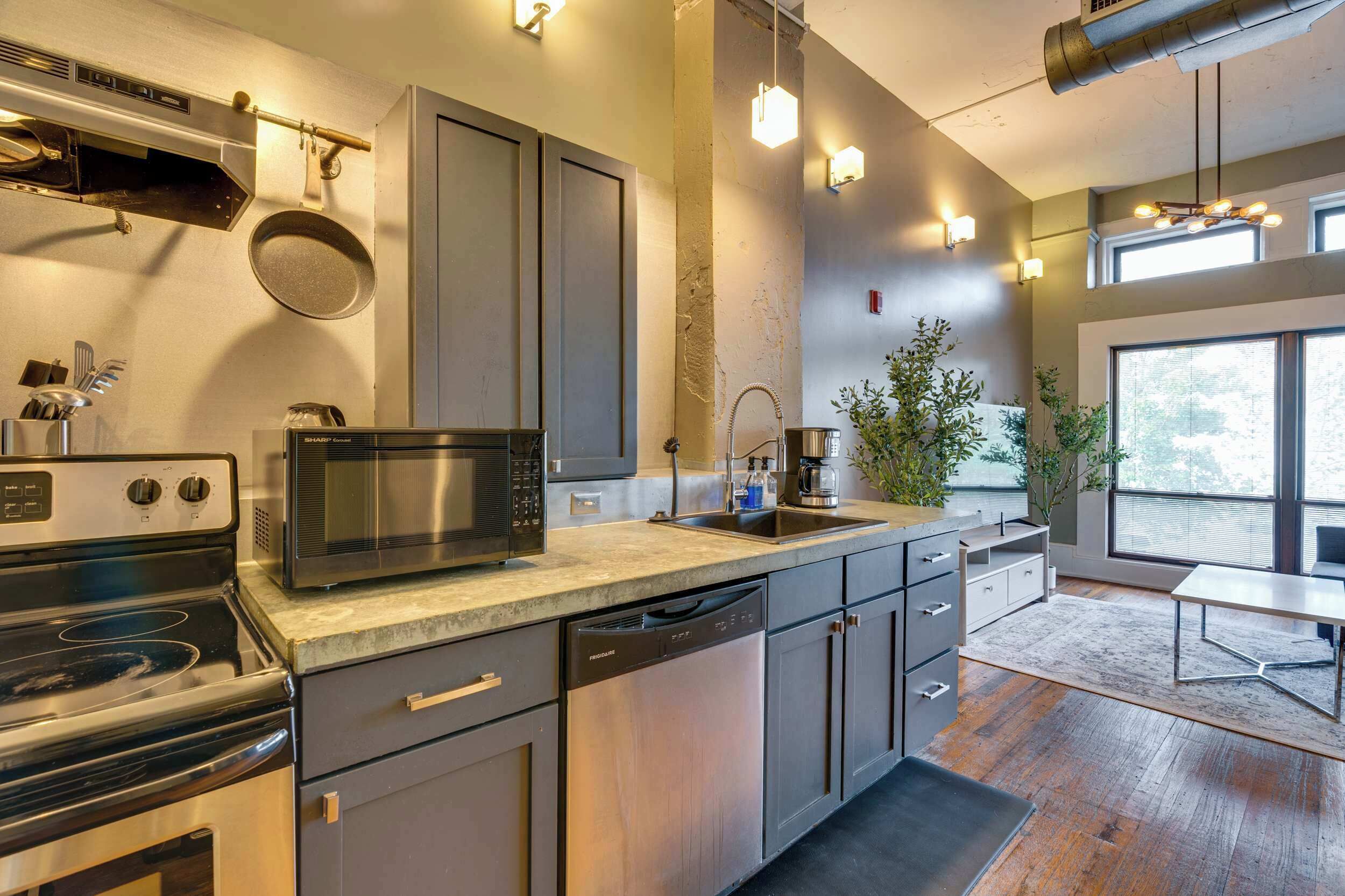 Kjøleskap, mikrobølgeovn, ovn og kokeplater