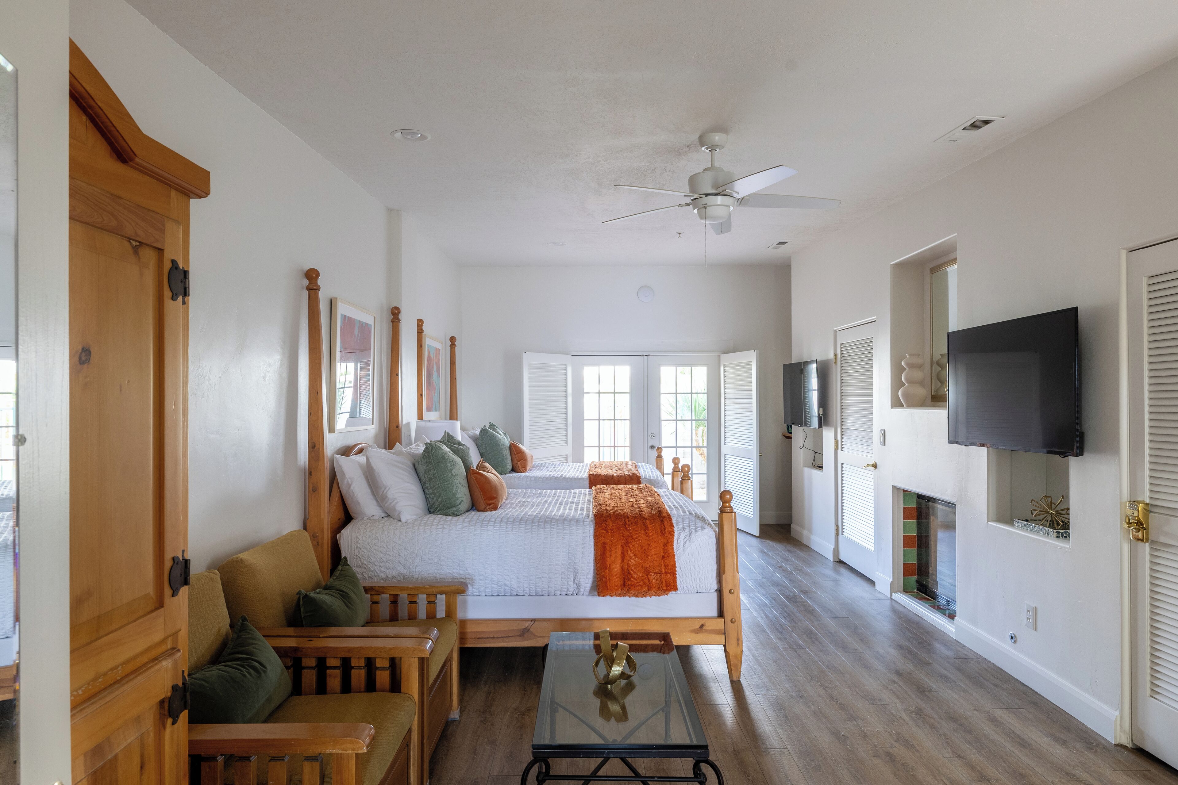 デスク、アイロン / アイロン台、旅行用ベビーベッド、WiFi (無料)