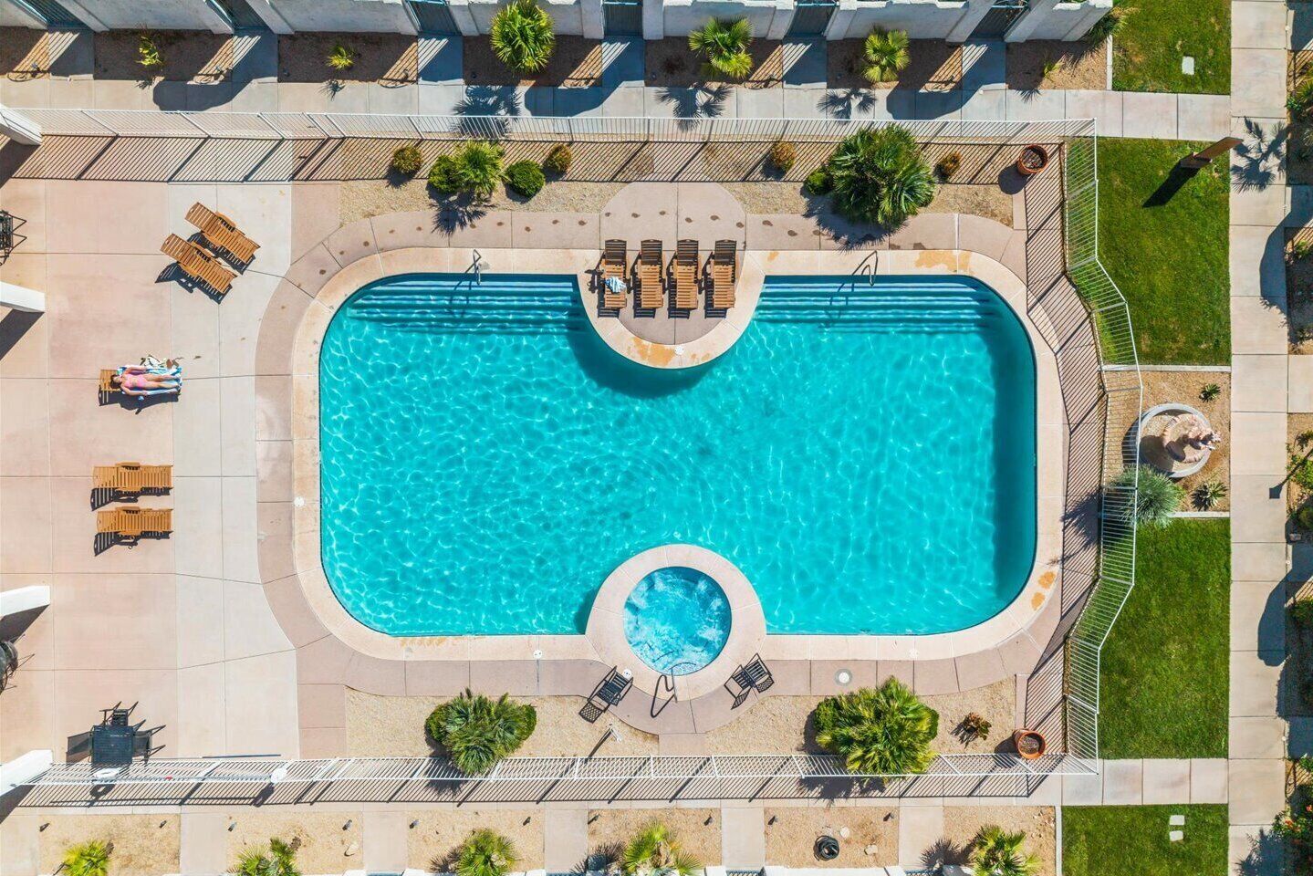Family Pool w/ Jacuzzi