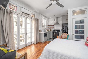 1 bedroom, WiFi, bed sheets - Downtown Studio Apt | Prime Location w/ Balcony (Savannah)