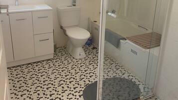 Haartrockner, Handtücher, Seife, Toilettenpapier