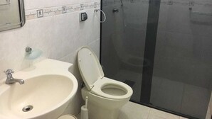 Ein Badezimmer mit Waschbecken, Toilette und einer Duschkabine.