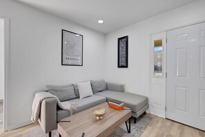 TV - Stylish Nashville Getaway with Free Parking (Nashville)