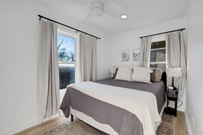 2 bedrooms, iron/ironing board, WiFi, bed sheets - Stylish Nashville Getaway with Free Parking (Nashville)