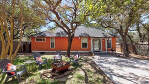 A red house with a fire pit and outdoor seating. - Stunning Lake Travis Retreat in Austin (Austin)
