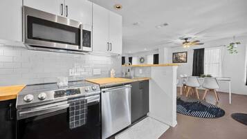 Fridge, microwave, stovetop, dishwasher