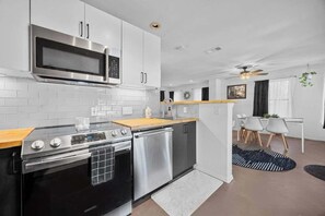 Réfrigérateur, micro-ondes, plaque de cuisson, lave-vaisselle