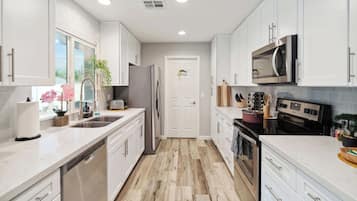 冷蔵庫、電子レンジ、オーブン、コンロ