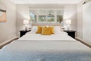 4 bedrooms, desk, iron/ironing board, WiFi - Spacious Scottsdale Retreat with Pool (Tempe)