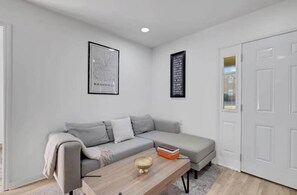 Televisio, videopelejä, työhuone