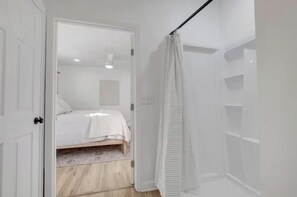5 Schlafzimmer, Schreibtisch, Bügeleisen/Bügelbrett, WLAN