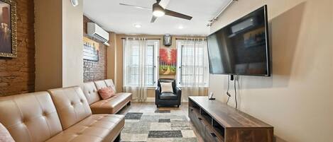 TV, peis, bøker og kontorer