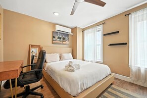 Ferros/tábuas de passar roupa, berço de viagem, Wi-Fi, roupa de cama