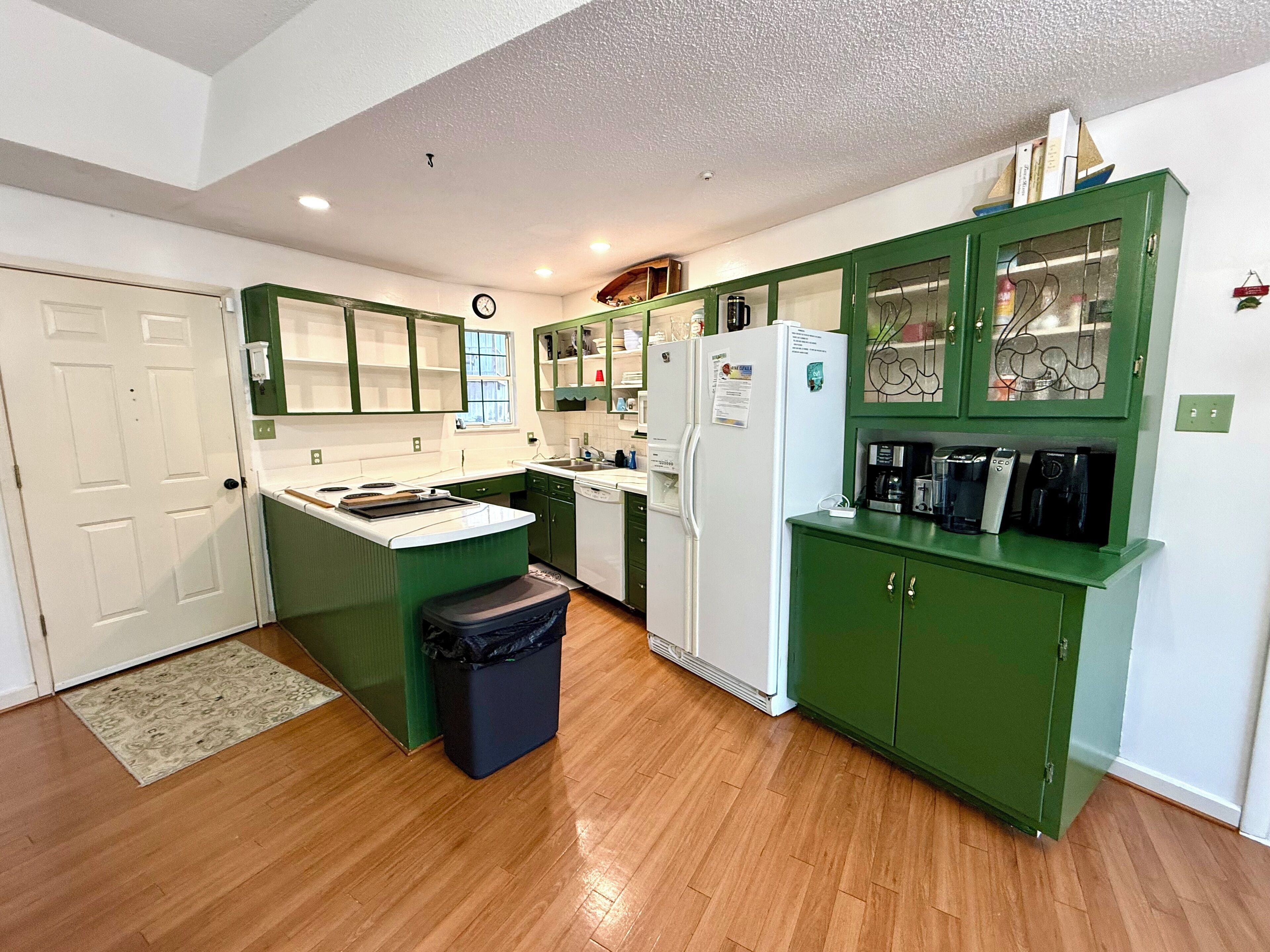 Mikroaaltouuni, uuni, liesi, astianpesukone