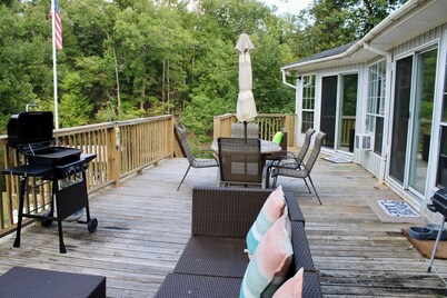 Quiet on the Water Private Dock, Ice Machine Room For The Whole Family and Pets