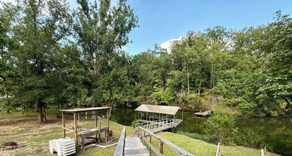 Quiet on the Water Private Dock, Ice Machine Room For The Whole Family and Pets