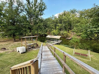 Quiet on the Water Private Dock, Ice Machine Room For The Whole Family and Pets