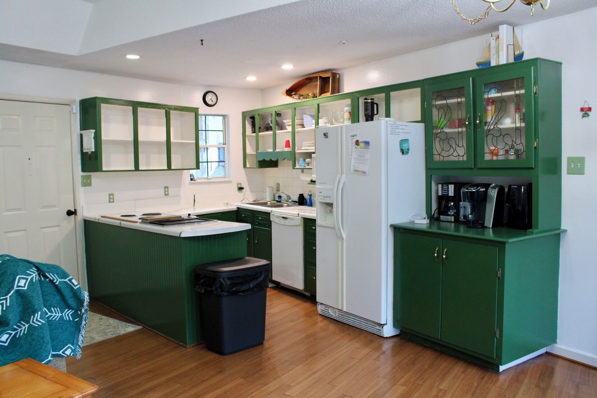 Microondas, horno, parrilla de estufa y lavavajillas 