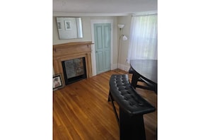 Dining - Mugford Manor ~ 10 minutes to Salem (Marblehead)