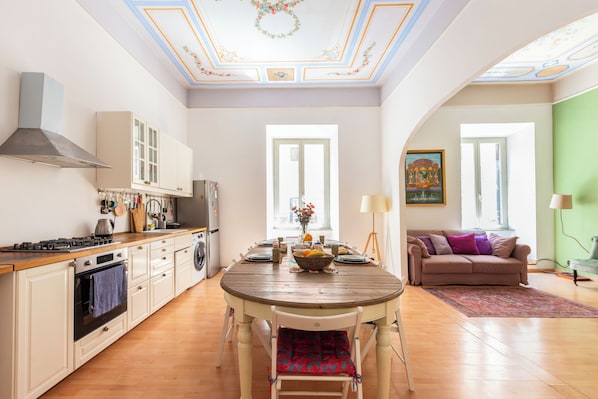 Réfrigérateur, four à micro-ondes, un four, surface de cuisson