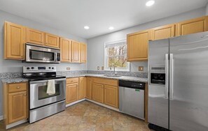 Een magnetron, een oven, een kookplaat, een vaatwasser