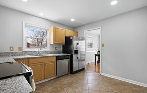 Microwave, oven, stovetop, dishwasher - Charming 3 bedroom house in lovely Charlottesville near UVA (Charlottesville)