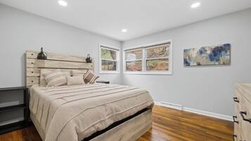 3 bedrooms, iron/ironing board, WiFi, bed sheets