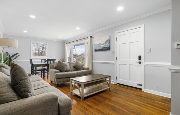 TV - Charming 3 bedroom house in lovely Charlottesville near UVA (Charlottesville)