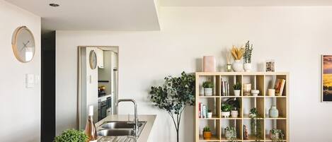 Coffee/tea maker, fridge, microwave, oven
