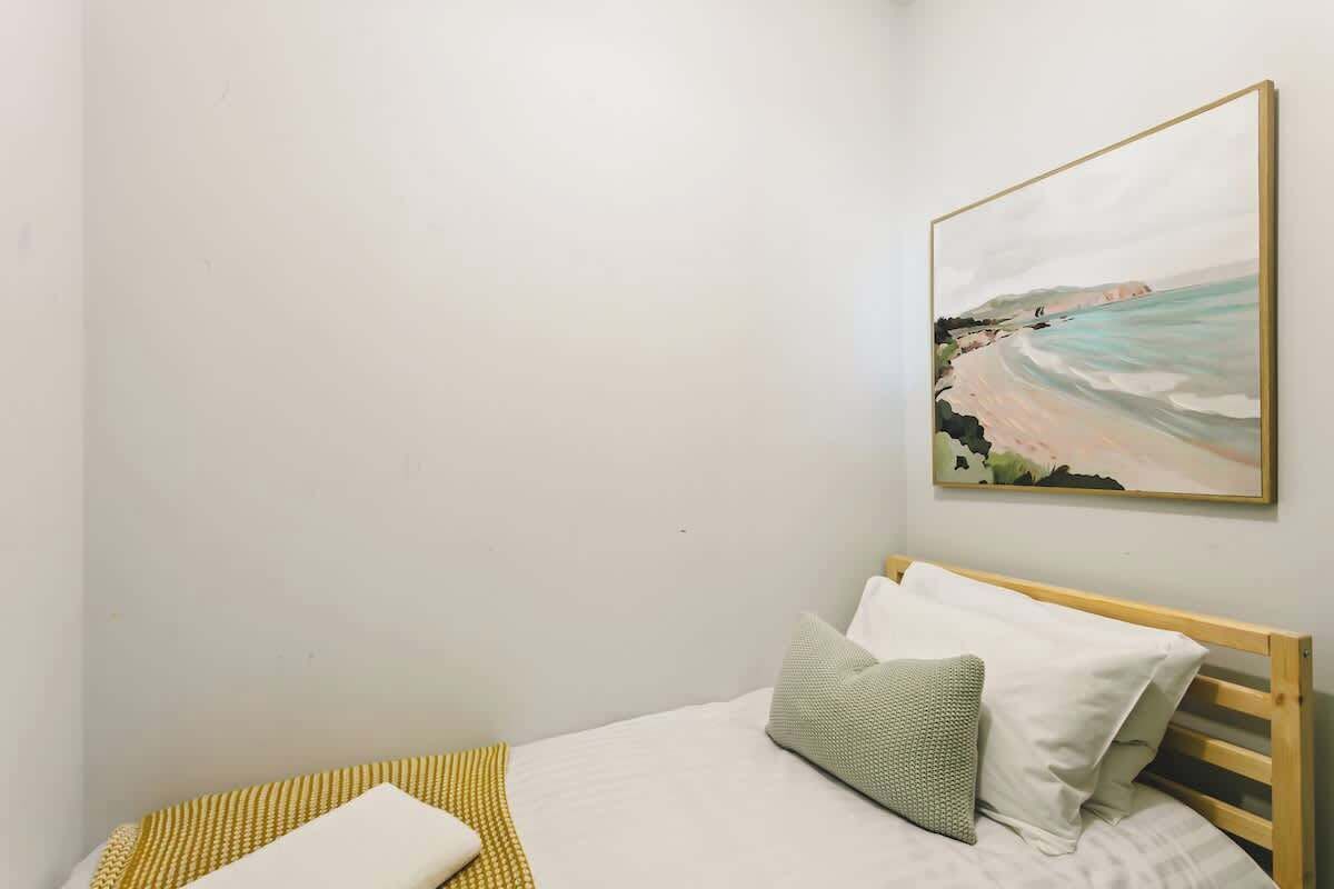 3 bedrooms, iron/ironing board, WiFi, bed sheets