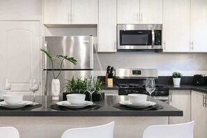 Refrigerador, microondas, horno y parrilla de estufa