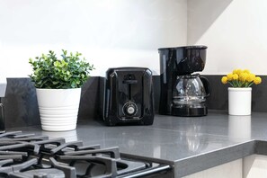 Frigorifero, microonde, forno, piano cottura