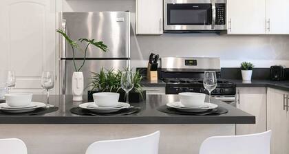 Modern 3BR Apt | Parking in Glendale