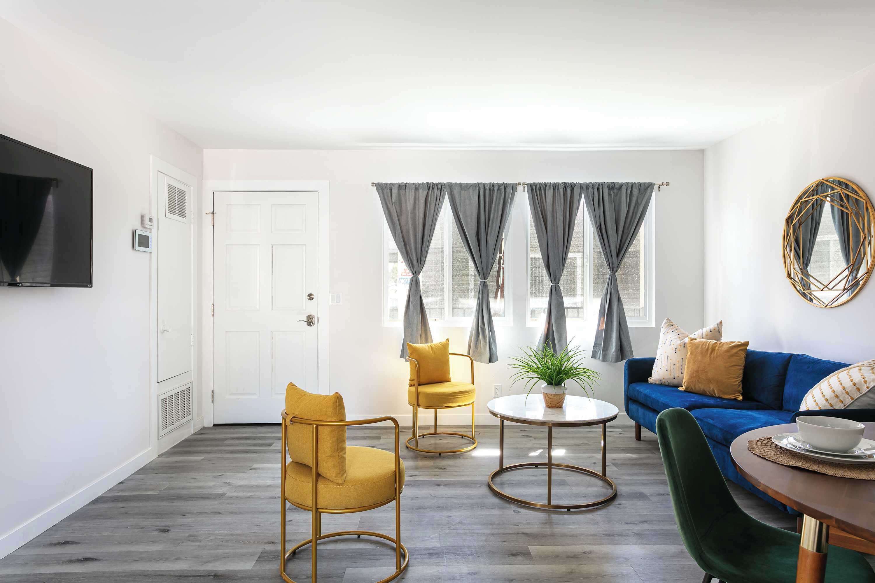 Een televisie en een kantoor