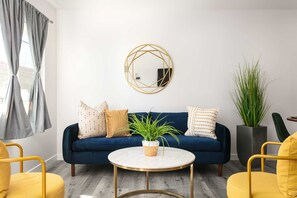 Televisión y oficina 