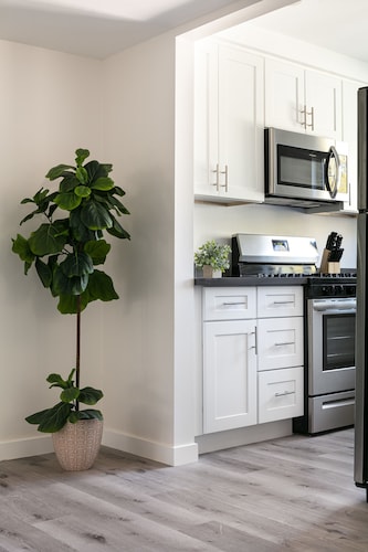 Luxury 2BR Apartment Great Area + Parking