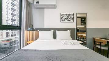 Ferros/tábuas de passar roupa, acesso à internet, roupa de cama