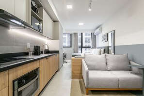 Kühlschrank, Mikrowelle, Ofen, Wasserkocher mit Kaffee-/Teezubehör