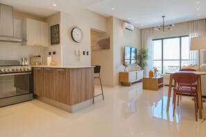 Réfrigérateur, four à micro-ondes, un four, cafetiÚre-théiÚre