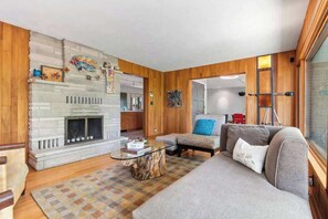 TV, fireplace, stereo