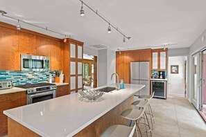 Réfrigérateur, four à micro-ondes, un four, surface de cuisson