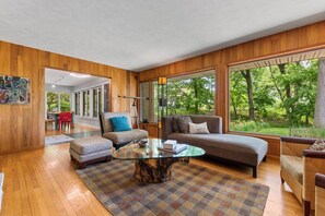 Téléviseur, foyer, table de ping-pong