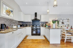 Réfrigérateur, four à micro-ondes, un four, lave-vaisselle