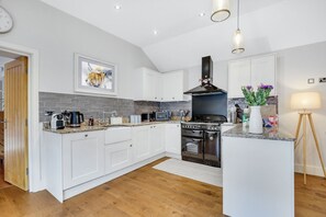 Réfrigérateur, four à micro-ondes, un four, lave-vaisselle