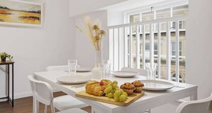 Old Town Retreat | 2BR Flat Central & Spacious