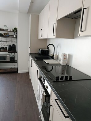 ثلاجة، ميكروويف، فرن، موقد طهي مسطح