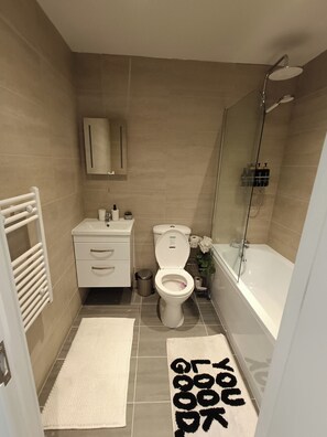 مجففات شعر، مناشف، صابون، شامبو